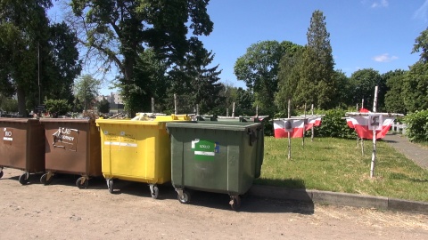 Śmieci porzucone w pobliżu kwatery Żołnierzy Wyklętych, na cmentarzu przy ul. Kcyńskiej w Bydgoszczy, zostały uprzątnięte. Miasto postawiło także więcej kontenerów. (jw)