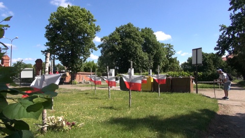Śmieci porzucone w pobliżu kwatery Żołnierzy Wyklętych, na cmentarzu przy ul. Kcyńskiej w Bydgoszczy, zostały uprzątnięte. Miasto postawiło także więcej kontenerów. (jw)