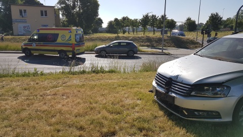 W wyniku kolizji dwóch samochodów osobowych, jeden z nich zjechał na chodnik, uderzył w dwoje pieszych i zatrzymał się na pasie zieleni. Fot. Bydgoszcz998