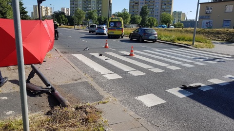 W wyniku kolizji dwóch samochodów osobowych, jeden z nich zjechał na chodnik, uderzył w dwoje pieszych i zatrzymał się na pasie zieleni. Fot. Bydgoszcz998