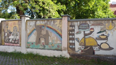 Młodsze dzieci uczestniczyły w warsztatach fotograficznych, starsze rozmawiały o muralach i sztuce ulicznej - skąd wziął się street art i jak go czytać. Wszystko w ramach projektu „Bydgoszcz. Dzieje się"/fot. Tatiana Adonis