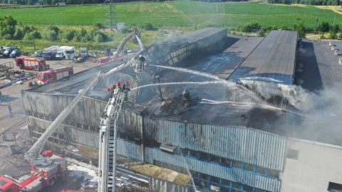 Pożar w hali produkcyjnej w miejscowości Kowalewo koło Szubina./fot. Bydgoszcz 998