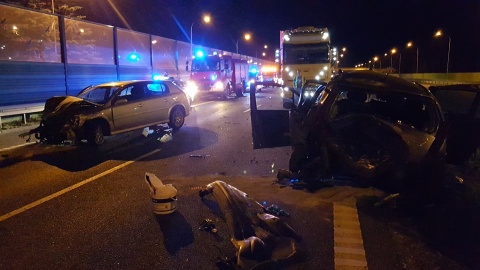 W nocy kilkanaście minut po godzinie 23, na numer alarmowy wpłynęło zgłoszenie o wypadku dwóch samochodów osobowych na drodze S10 na wysokości Zielonki.