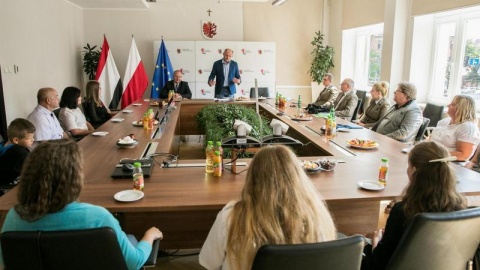 Marszałek Piotr Całbecki spotkał się w Toruniu z finalistami XX edycji Ogólnopolskiego Konkursu „Poznajemy Parki Krajobrazowe Polski”./fot. Andrzej Goinski