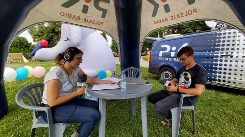 Mobilne studio Polskiego Radia PiK odwiedził pierwszy gość - Aleksander Spychalski z Zakładów Mięsnych Jan Myśliwiec w Śliwicach. Fot. Adam Hibner