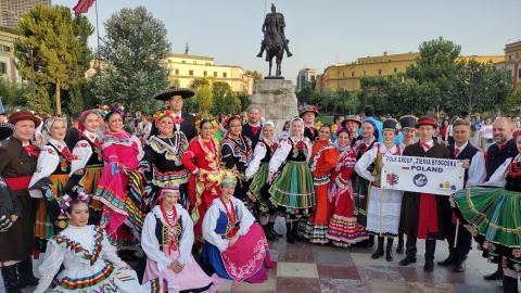 Zespół Pieśni i Tańca „Ziemia Bydgoska” wraca z Międzynarodowego Festiwalu w Albanii z nagrodą za najpiękniejsze stroje. Fot. Polskie Radio PiK