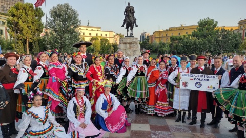 Zespół Pieśni i Tańca „Ziemia Bydgoska” wraca z Międzynarodowego Festiwalu w Albanii z nagrodą za najpiękniejsze stroje. Fot. Polskie Radio PiK