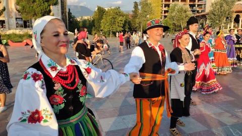 Zespół Pieśni i Tańca „Ziemia Bydgoska” wraca z Międzynarodowego Festiwalu w Albanii z nagrodą za najpiękniejsze stroje. Fot. Maciej Wilkowski