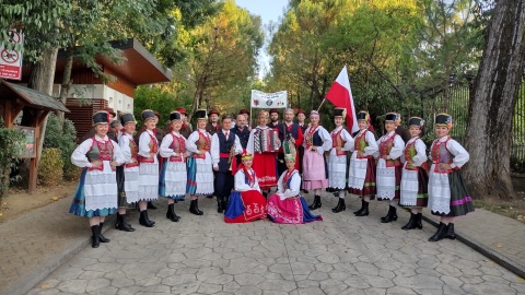 Zespół Pieśni i Tańca „Ziemia Bydgoska” wraca z Międzynarodowego Festiwalu w Albanii z nagrodą za najpiękniejsze stroje. Fot. Maciej Wilkowski