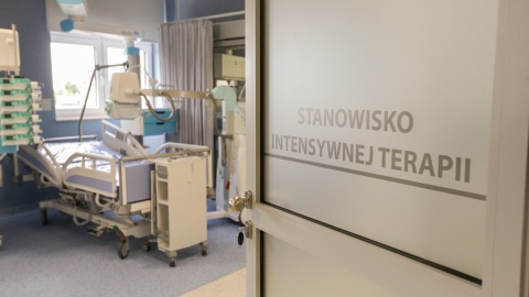 Powiatowy Szpital w Aleksandrowie Kujawskim uruchomił zupełnie nowy oddział anestezjologii i intensywnej opieki medycznej, z rozwiązaniami funkcjonalnymi i wyposażeniem zgodnymi z aktualnymi standardami w tej dziedzinie. Inwestycję przeprowadzono dzięki wsparciu w ramach marszałkowskiego pakietu antykryzysowego. Fot. Szymon Ździebło tarantoga.pl dla UMWKP