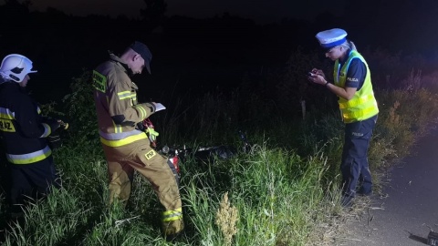 Policjanci z Kcyni, nadzorowani przez prokuraturę, wyjaśniają okoliczności wypadku drogowego, do którego doszło w piątek (30.07.21) w miejscowości Józefkowo. Fot. Policja