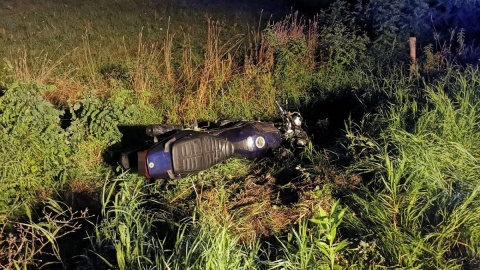 Policjanci z Kcyni, nadzorowani przez prokuraturę, wyjaśniają okoliczności wypadku drogowego, do którego doszło w piątek (30.07.21) w miejscowości Józefkowo. Fot. Policja