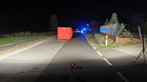 Policjanci z Kcyni, nadzorowani przez prokuraturę, wyjaśniają okoliczności wypadku drogowego, do którego doszło w piątek (30.07.21) w miejscowości Józefkowo. Fot. Policja