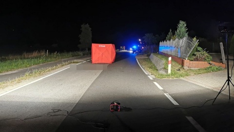 Policjanci z Kcyni, nadzorowani przez prokuraturę, wyjaśniają okoliczności wypadku drogowego, do którego doszło w piątek (30.07.21) w miejscowości Józefkowo. Fot. Policja