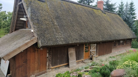 Nasz wóz transmisyjny podążał Mennonickim Szlakiem Smaku. Najpierw odwiedziliśmy XVIII wieczną chatę w Chrystkowie, potem byliśmy w Luszkowie w Nadwiślańskiej Zagrodzie. Fot. Marcin Doliński