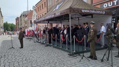 Msza święta, a po niej uroczystość na Rynku Nowomiejskim. Tak Toruń uczcił Święto Wojska Polskiego, obchodzone w 101. rocznicę bitwy warszawskiej. Fot. Adriana Andrzejewska-Kuras