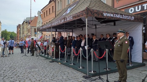 Msza święta, a po niej uroczystość na Rynku Nowomiejskim. Tak Toruń uczcił Święto Wojska Polskiego, obchodzone w 101. rocznicę bitwy warszawskiej. Fot. Adriana Andrzejewska-Kuras