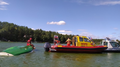 Jednostka przewróciła się po silnym powiewie wiatru. Znajdującym się na niej osobom nic się nie stało, o własnych siłach dopłynęły do brzegu. Fot. OSP Koronowo