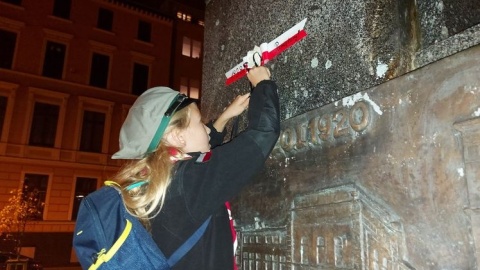 Zrzeszenie Harcerskie Piąta.PL w nocy z 31 sierpnia na 1 września przeprowadziło akcję Nocna Zmiana Miasta, polegającą na przyozdobieniu bydgoskich pomników i tablic upamiętniających wydarzenia oraz postaci związane z II wojną światową biało-czerwonymi kokardami, zapalone zostały też przekazane przez miasto znicze. Fot. UM w Bydgoszczy