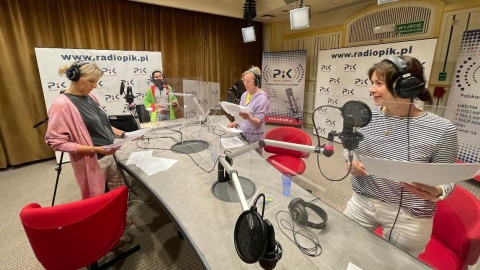 W akcję włącza się także Polskie Radio PiK, fragmenty „Moralności pani Dulskiej” czytane będą przez naszych dziennikarzy. Na zdjęciu od lewej: Magdalena Gill, Sława Skibińska-Dmitruk, Monika Siwak i Daria Kosmala-Szulc/fot. Tomasz Kaźmierski