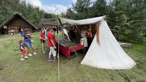 „Powrót do przeszłości” – to hasło przyświeca XXVI edycji Festynu Archeologicznego, który od lat organizowany jest w Muzeum Archeologicznym w Biskupinie./fot. Tomasz Kaźmierski