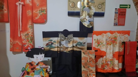 Wystawa „Kimono – forma, wzór, rzecz do noszenia. Stroje japońskie z kolekcji Muzeum Sztuki i Techniki Japońskiej Manggha w Krakowie” od piątku prezentowana jest w Kamienicy Pod Gwiazdą w Toruniu. Fot. Iwona Muszytowska-Rzeszotek