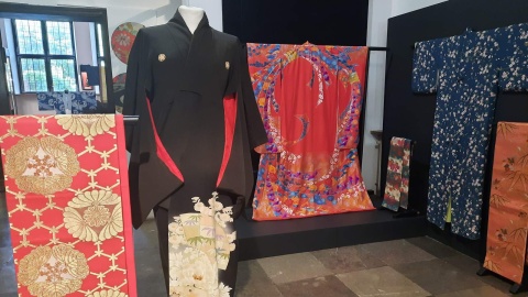 Wystawa „Kimono – forma, wzór, rzecz do noszenia. Stroje japońskie z kolekcji Muzeum Sztuki i Techniki Japońskiej Manggha w Krakowie” od piątku prezentowana jest w Kamienicy Pod Gwiazdą w Toruniu. Fot. Iwona Muszytowska-Rzeszotek