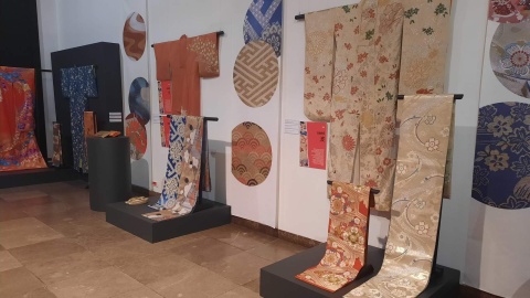 Wystawa „Kimono – forma, wzór, rzecz do noszenia. Stroje japońskie z kolekcji Muzeum Sztuki i Techniki Japońskiej Manggha w Krakowie” od piątku prezentowana jest w Kamienicy Pod Gwiazdą w Toruniu. Fot. Iwona Muszytowska-Rzeszotek