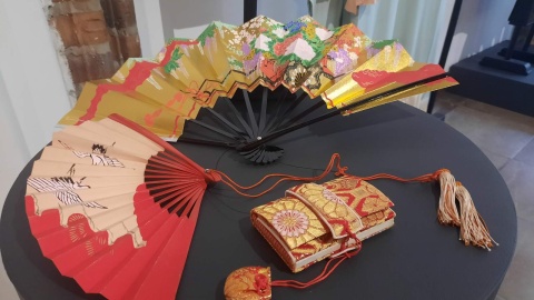 Wystawa „Kimono – forma, wzór, rzecz do noszenia. Stroje japońskie z kolekcji Muzeum Sztuki i Techniki Japońskiej Manggha w Krakowie” od piątku prezentowana jest w Kamienicy Pod Gwiazdą w Toruniu. Fot. Iwona Muszytowska-Rzeszotek