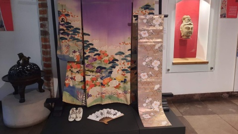 Wystawa „Kimono – forma, wzór, rzecz do noszenia. Stroje japońskie z kolekcji Muzeum Sztuki i Techniki Japońskiej Manggha w Krakowie” od piątku prezentowana jest w Kamienicy Pod Gwiazdą w Toruniu. Fot. Iwona Muszytowska-Rzeszotek