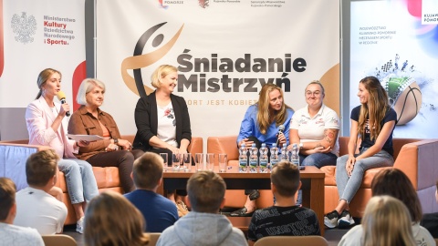 Ponad dwieście osób wzięło udział w zajęciach edukacyjno - sportowych z cyklu „Śniadanie Mistrzyń - Sport jest Kobietą”, które odbyły się w Wielkiej Nieszawce koło Torunia./fot. Paweł Skraba