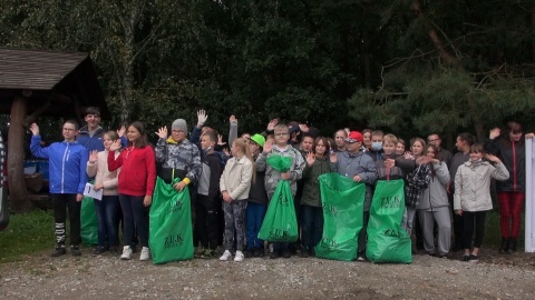 Dzieci z SP w Krąplewicach badały jakość wody jeziora i sprzątały las./fot. Janusz Wiertel