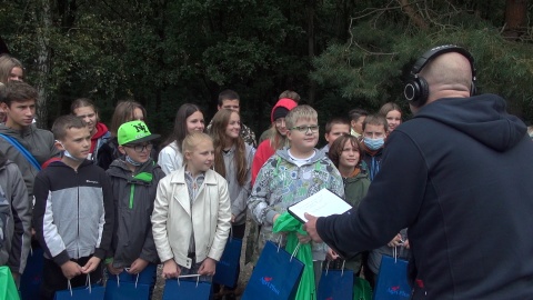 Dzieci z SP w Krąplewicach badały jakość wody jeziora i sprzątały las./fot. Janusz Wiertel