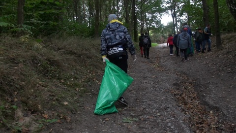 Dzieci z SP w Krąplewicach badały jakość wody jeziora i sprzątały las./fot. Janusz Wiertel