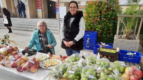 Szesnastu wytwórców sprzedawało warzywa, owoce, ryby, sery, przetwory i wędliny. Fot. Monika Kaczyńska