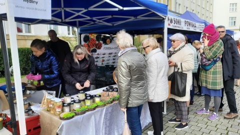 Szesnastu wytwórców sprzedawało warzywa, owoce, ryby, sery, przetwory i wędliny. Fot. Monika Kaczyńska