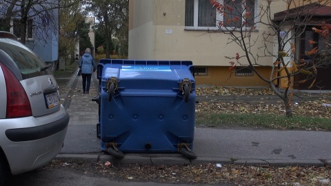 Wichura na bydgoskich Wyżynach. Poprzewracane kontenery na odzież i śmietniki, powyrywane drzewa, rozbite przez gałęzie lampy. (jw)