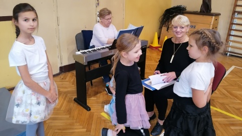 Elżbieta Kornaszewska-Rogacka (z prawej) i Małgorzata Tomaszewska podczas próby jednej z grup dziecięcych/fot. mg