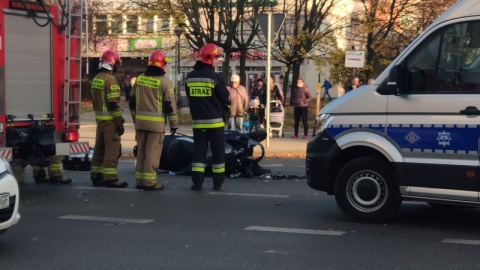 Na miejscu pojawiła się policja, zespół ratownictwa medycznego i straż pożarna. Kierowca trójkołowca został wysłany do szpitala. Fot. Maciej Miś