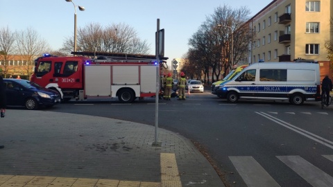 Na miejscu pojawiła się policja, zespół ratownictwa medycznego i straż pożarna. Kierowca trójkołowca został wysłany do szpitala. Fot. Maciej Miś