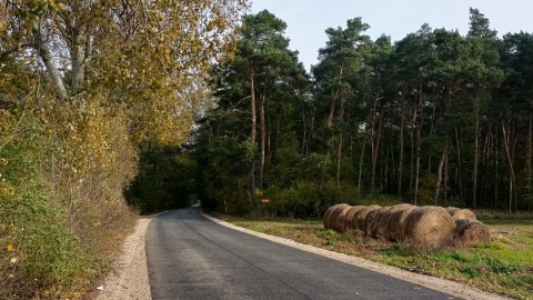 Dziury i przełomy uszczelniano emulsją asfaltową, grysami. Fot. Michał Zaręba