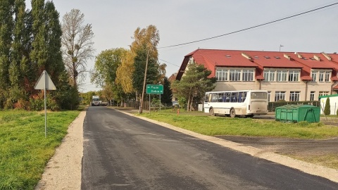 Dziury i przełomy uszczelniano emulsją asfaltową, grysami. Fot. Michał Zaręba