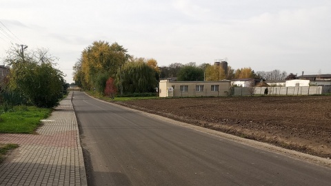 Dziury i przełomy uszczelniano emulsją asfaltową, grysami. Fot. Michał Zaręba