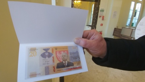 Kolejka po banknot kolekcjonerski. Do obiegu trafił właśnie 20 złotowy banknot z wizerunkiem prezydenta Lecha Kaczyńskiego. Fot. Tatiana Adonis