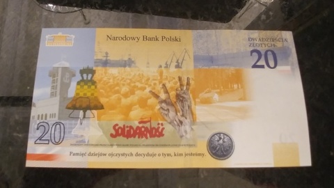 Kolejka po banknot kolekcjonerski. Do obiegu trafił właśnie 20 złotowy banknot z wizerunkiem prezydenta Lecha Kaczyńskiego. Fot. Tatiana Adonis