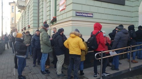 Kolejka po banknot kolekcjonerski. Do obiegu trafił właśnie 20 złotowy banknot z wizerunkiem prezydenta Lecha Kaczyńskiego. Fot. Tatiana Adonis