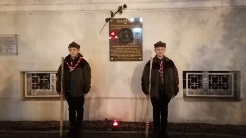 Harcerze w środę wieczorem dekorowali bydgoskie miejsca pamięci przed świętem niepodległości/fot. Monika Siwak
