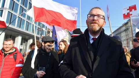 Uczestnicy Marszu Niepodległości w Warszawie. Marsz pod hasłem „Niepodległość nie na sprzedaż” przejdzie ulicami Warszawy w kierunku Stadionu Narodowego. Trwają obchody Święta Niepodległości. fot. PAP/Leszek Szymański