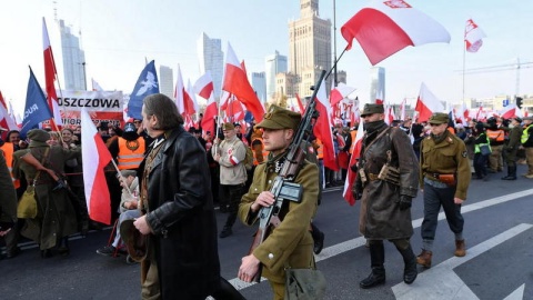 Uczestnicy Marszu Niepodległości w Warszawie. Marsz pod hasłem „Niepodległość nie na sprzedaż” przejdzie ulicami Warszawy w kierunku Stadionu Narodowego. Trwają obchody Święta Niepodległości. fot. PAP/Leszek Szymański