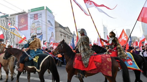 Uczestnicy Marszu Niepodległości w Warszawie. Marsz pod hasłem „Niepodległość nie na sprzedaż” przejdzie ulicami Warszawy w kierunku Stadionu Narodowego. Trwają obchody Święta Niepodległości. fot. PAP/Leszek Szymański